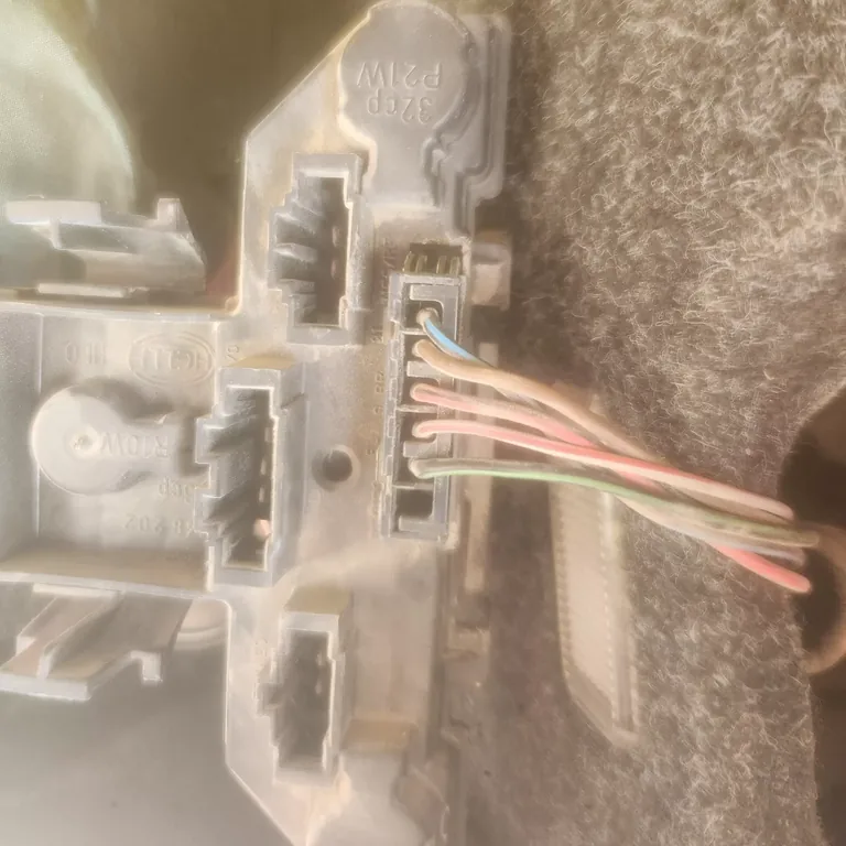 Main bulb-board connector.