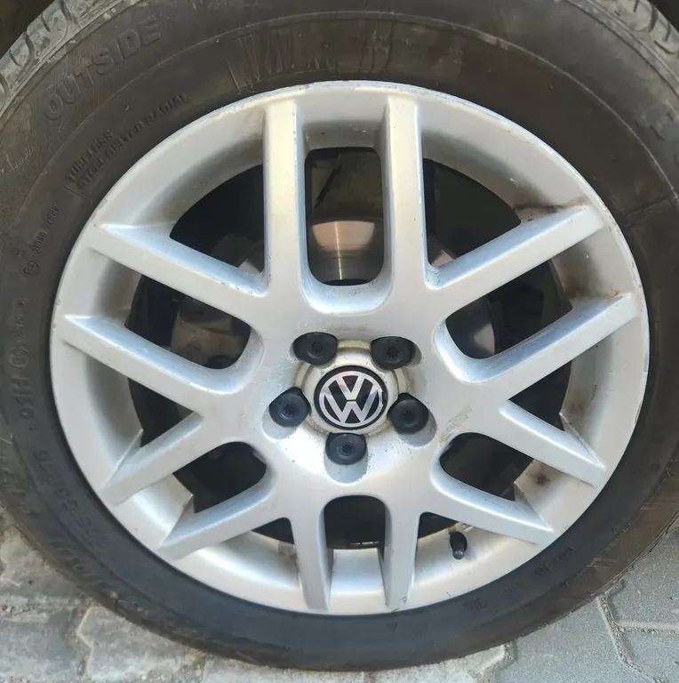 Volkswagen center logos fitted to the Montreal II wheels.