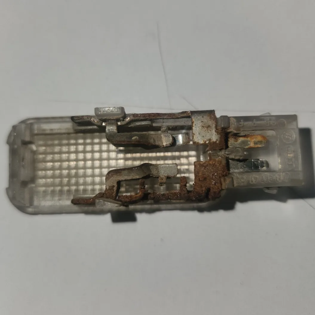 Golf 4 trunk lamp socket corrosion
